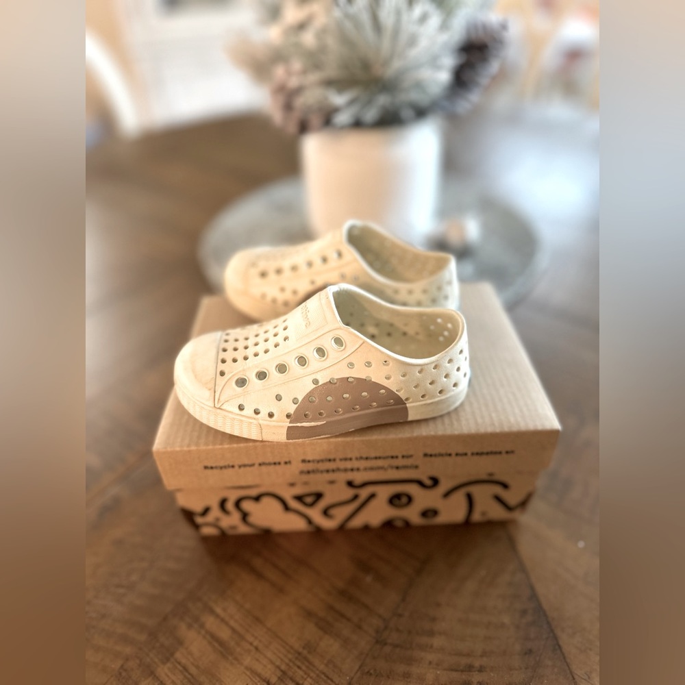 Native shoes Toddler C5 (size 5) Neutral Flax dot